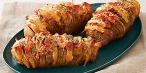 Pommes de Terre Hasselback au Fromage et Bacon
