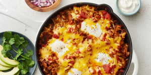 Pommes de Terre Rissolées Croustillantes, Garni D'œufs, de Salsa et de Fromage