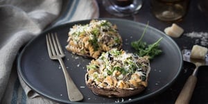 Photo de la Recette: Portobellos Farcis aux Fusillis avec Sauce Blanche à Base de Yagourt  Fromage et Brocoli