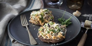 Photo de la Recette: Portobellos Farcis aux Fusillis avec Sauce Blanche à Base de Yagourt  Fromage et Brocoli