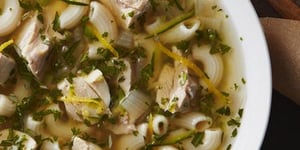 POTAGE AU ZUCCHINI ET AU POULET AVEC MACARONI DE BLÉ ENTIER