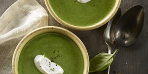 Photo de la Recette: POTAGE AUX ÉPINARDS ET AU BASILIC, PARFUMÉ AU YOGOURT DE CHÈVRE LIBERTÉ