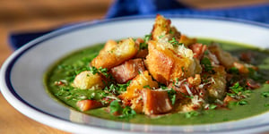 Potage aux Épinards et Garniture de Croûton et de Jambon