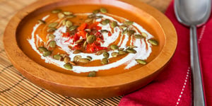 Potage de Courge Poivrons Rouges et Graines de Citrouilles Rôties à L'ail