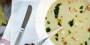 POTAGE DE TOPINAMBOURS, CHOU-FLEUR ET MARRONS AVEC CROÛTONS AUX HERBES FRAÎCHES