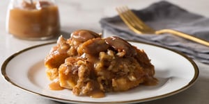 Photo de la Recette: Pouding au Pain aux Patates Douces et Pacanes avec Sauce Caramel au Bourbon