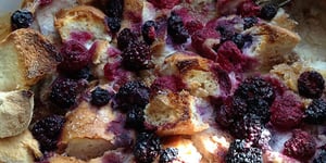 Photo de la Recette: POUDING AU PAIN AUX PETITS FRUITS (VÉGÉTALIEN)