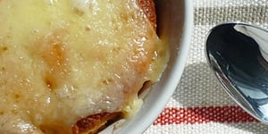 Photo de la Recette: POUDING CHÔMEUR À L'ÉRABLE GRATINÉ AU CHEDDAR PERRON 2 ANS