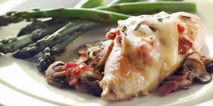 Photo de la Recette: POULET AU BACON ET AUX CHAMPIGNONS GRATINÉ AU FROMAGE LE FOU DU ROY