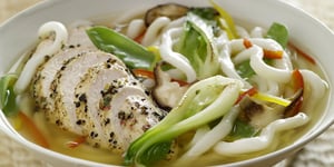 POULET AU MÉLANGE DE GRAINS DE POIVRE ET NOUILLES UDON DANS UN BOUILLON À LA CITRONNELLE ET AU SAKÉ