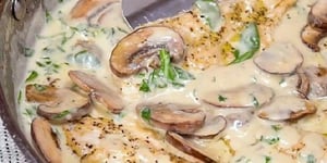 Poulet aux Champignons avec une Sauce Crémeuse à L’ail et au Parmesan