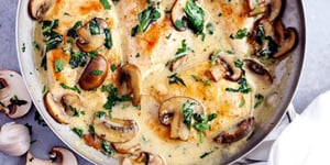 Poulet aux Champignons dans une Sauce Crémeuse à L'ail et au parmesan