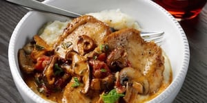 Photo de la Recette: POULET AUX CHAMPIGNONS SAUVAGES, AUX TOMATES ET AUX CÂPRES SUR DU GRUAU CRÉMEUX À L’AIL