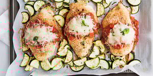 Poulet aux Courgettes Zucchini Cuit au Four dans une Plaque à Pâtisserie
