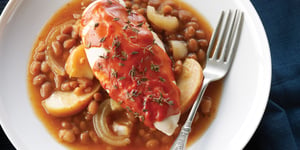 Poulet aux Pommes et à L'érable sur Lit D'haricots en Mijoteuse