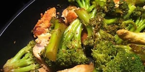 Photo de la Recette: Poulet & Brocolis Sautés au Sésame