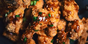 Poulet Croustillant avec Sauce à L’ail et à la Lune de Miel