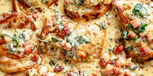 Cuisses de Poulet Crémeuses de Dijon au Bacon et aux Épinards