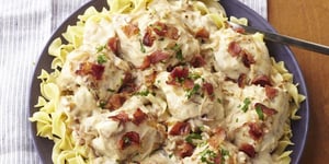 Poulet en Sauce avec Bacon et Oignon à la Mijoteuse