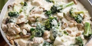 Poulet et Champignons dans une Sauce Crémeuse au Vin Blanc