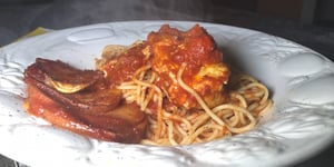 Poulet Farci au Fromage sur Spaghetti Sauce à la Viande