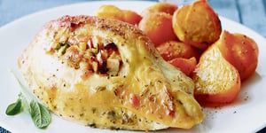 Photo de la Recette: Poulet Glacé à L’érable avec Farce au Cheddar et aux Pommes