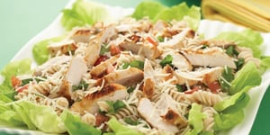 Photo de la Recette: POULET GRILLÉ AVEC SALADE DE PÂTES CHAUDE AUX CINQ HERBES