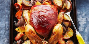 Photo de la Recette: POULET GRILLÉ ENVELOPPÉ DE PROSCIUTTO SUR LIT DE LÉGUMES RACINES