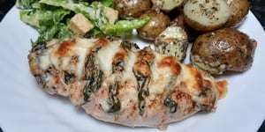 Photo de la Recette: POULET HASSELBACK AUX ÉPINARDS ET FROMAGE À LA CRÈME