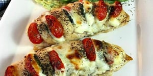 Photo de la Recette: Poulet «hasselback» Farci de Mozzarella, Tomates et Basilic