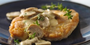 Poulet Nappé de Sauce aux Champignons à la Dijonnaise