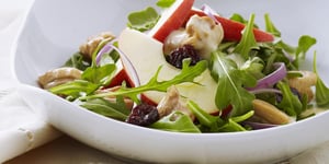 Poulet Poché dans le Cidre de Pommes avec Salade de Roquette
