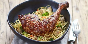 Poulet rôti en Marinade, sur Lit de Nouilles et Légumes Sautés