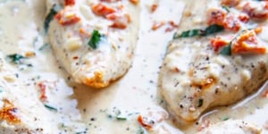 Poulet Sauce Crémeuse au Parmesan et aux Tomates Séchées en Moins de 30 Minutes