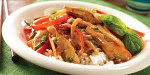 POULET THAÏLANDAIS AVEC SAUCE SUR LIT DE RIZ AU JASMIN
