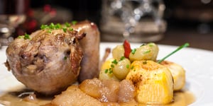 Photo de la Recette: Pour Noël, des Cailles entre Poires et Boules D’or