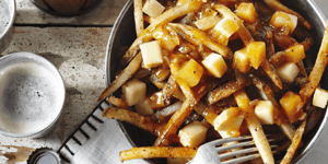 Poutine au Fredondaine, Sauce Barbecue à la Bière, à la Pomme et à L’érable