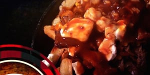 Poutine au Porc Effiloché, Oignons Caramélisés, Maïs & Fromage Boivin