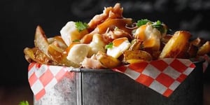 Poutine au Poulet et Sauce Général Tao