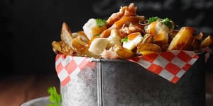 Poutine au Poulet, Sauce Général Tao et Brins de Gouda Bergeron