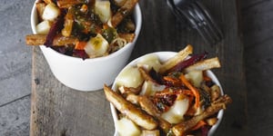 Poutine aux Légumes-racines, Sauce Dijonnaise et Tête à Papineau