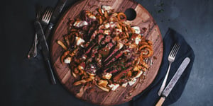 Poutine de luxe avec faux-filet de boeuf, bacon et oignons caramélisés