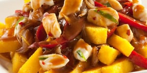Photo de la Recette: POUTINE AUX OIGNONS CARAMÉLISÉS ET POIVRONS RÔTIS