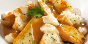 POUTINE DE TOPINAMBOURS, SAUCE DEMI-GLACE À L’AIL RÔTI
