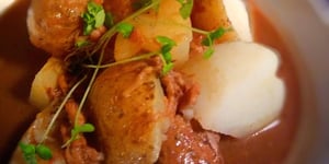 Ragoût de Boulettes & Pattes de Cochon: Le Saguenay dans Votre Assiette