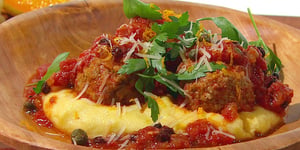 Photo de la Recette: RAGOÛT DE BOULETTES AUX RAISINS ET POLENTA CRÉMEUSE