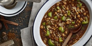 RAGOÛT DE LENTILLES, D’ORZO ET DE POIS CHICHES AUX ÉPICES DOUCES (VÉGÉTARIEN)