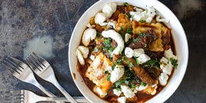Ravioli au Bœuf Braisé, aux Champignons, Sirop D’érable, et Fromage en Grains