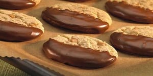 Biscuits Au Caramel Trempés Dans Le Chocolat