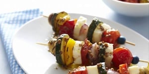 Photo de la Recette: Brochettes Végétariennes de Fromage Halloumi et Légumes Marinés à la Grecque